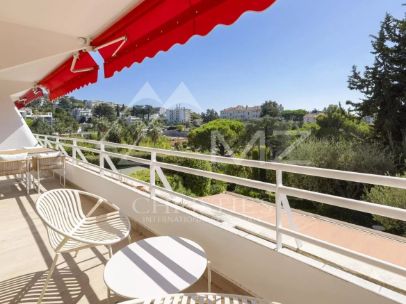Apartment terrace in Cannes with unobstructed views and outdoor furniture.