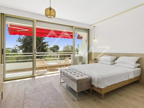 Room in a renovated apartment in Cannes, with access to a terrace and unobstructed view.