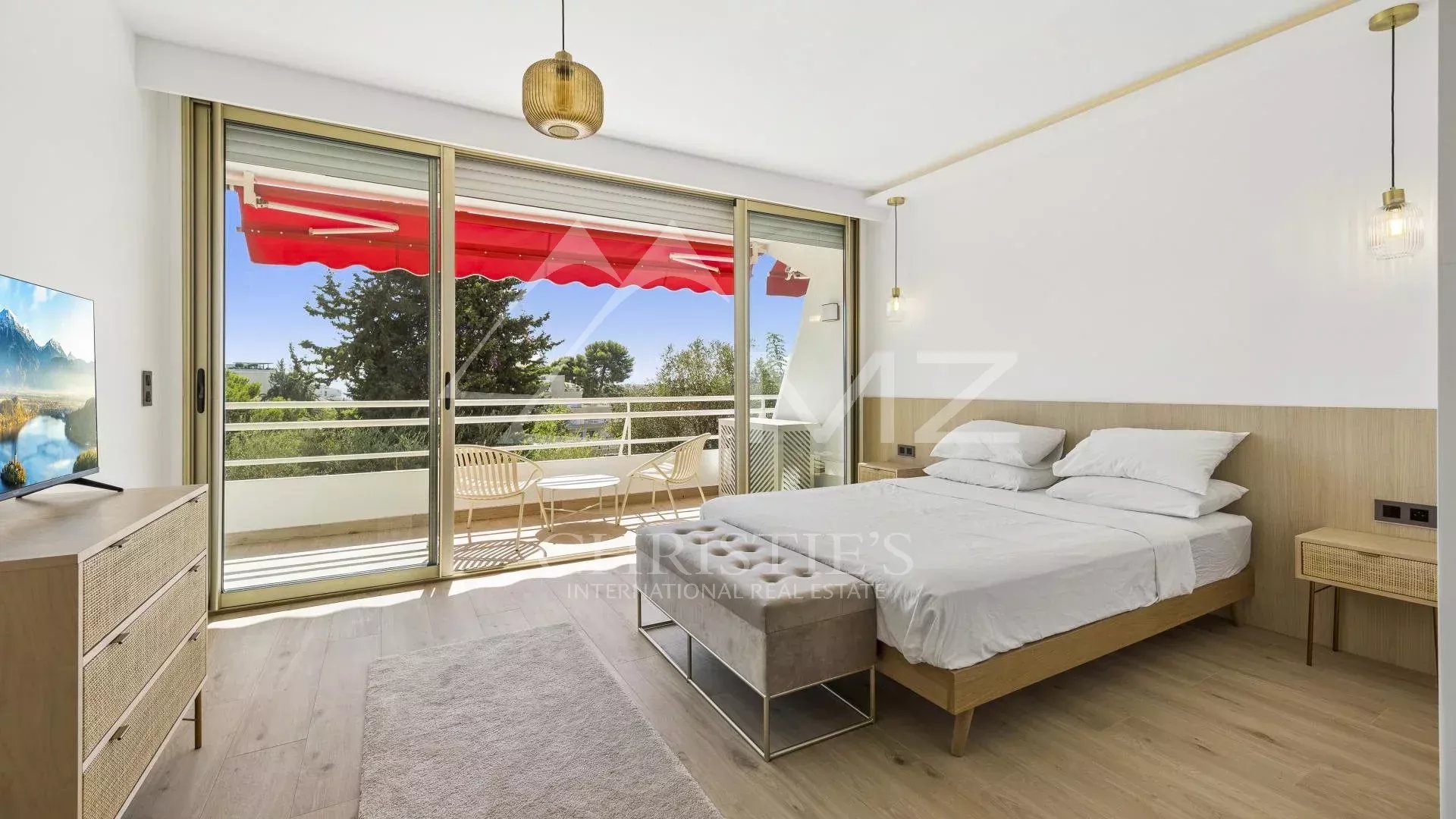 Room in a renovated apartment in Cannes, with access to a terrace and unobstructed view.