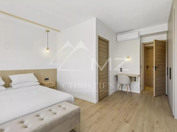 Room in a renovated apartment in Cannes, with double bed and desk.