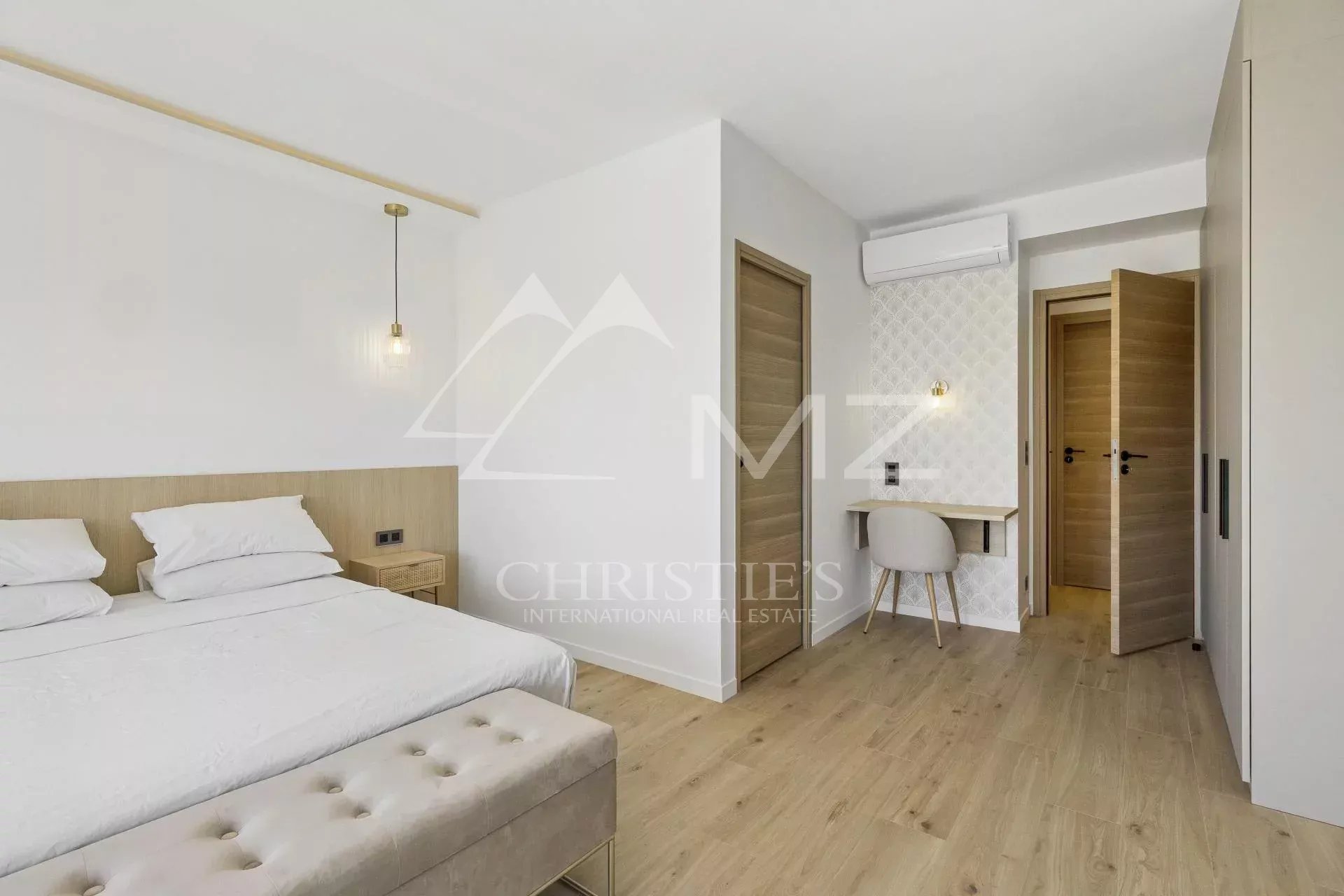 Room in a renovated apartment in Cannes, with double bed and desk.