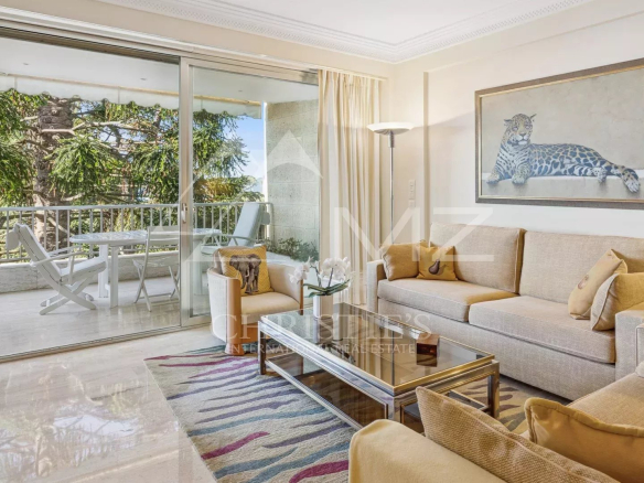 Interior of a contemporary apartment in Cannes with a bright living room and access to a terrace.