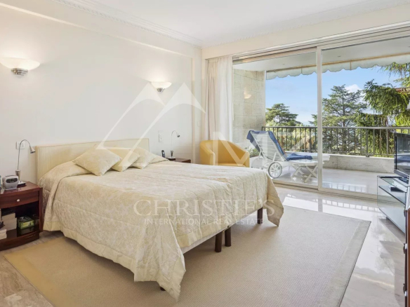 Room in a contemporary apartment in Cannes with access to a terrace and sea view.