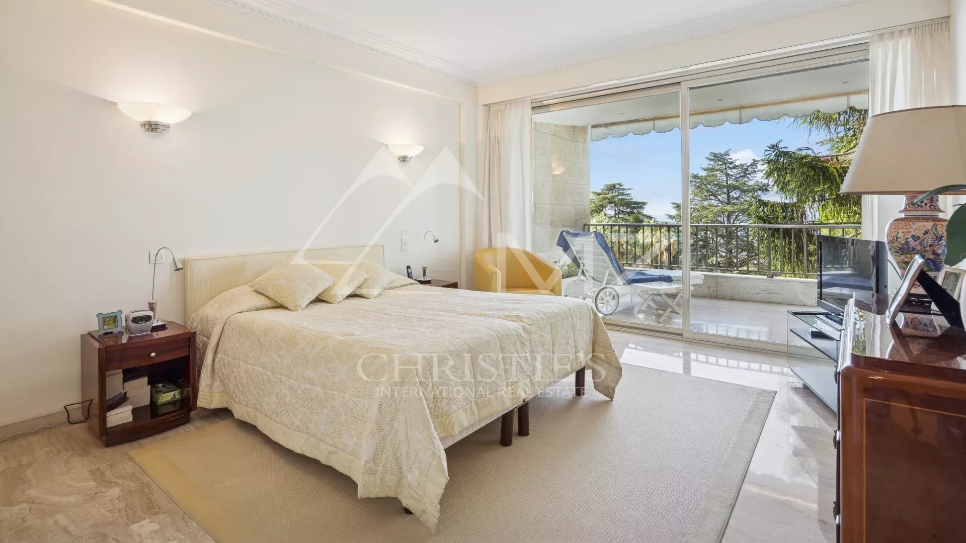 Apartment room in Cannes Room in a contemporary apartment in Cannes with access to a terrace and sea view.