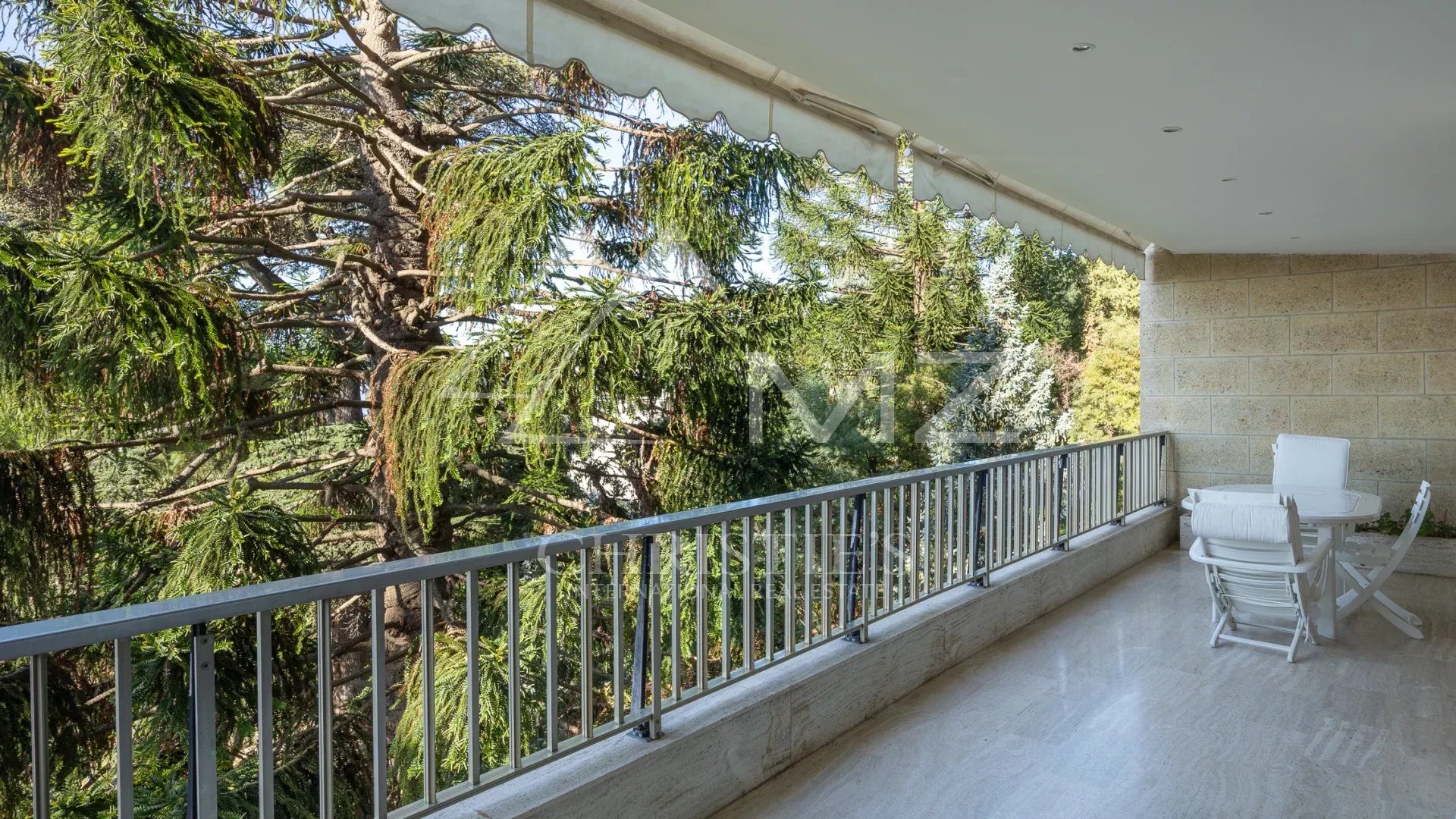 Terrace with sea view in Cannes Terrace of a contemporary apartment in Cannes with views of the sea and surrounding greenery.