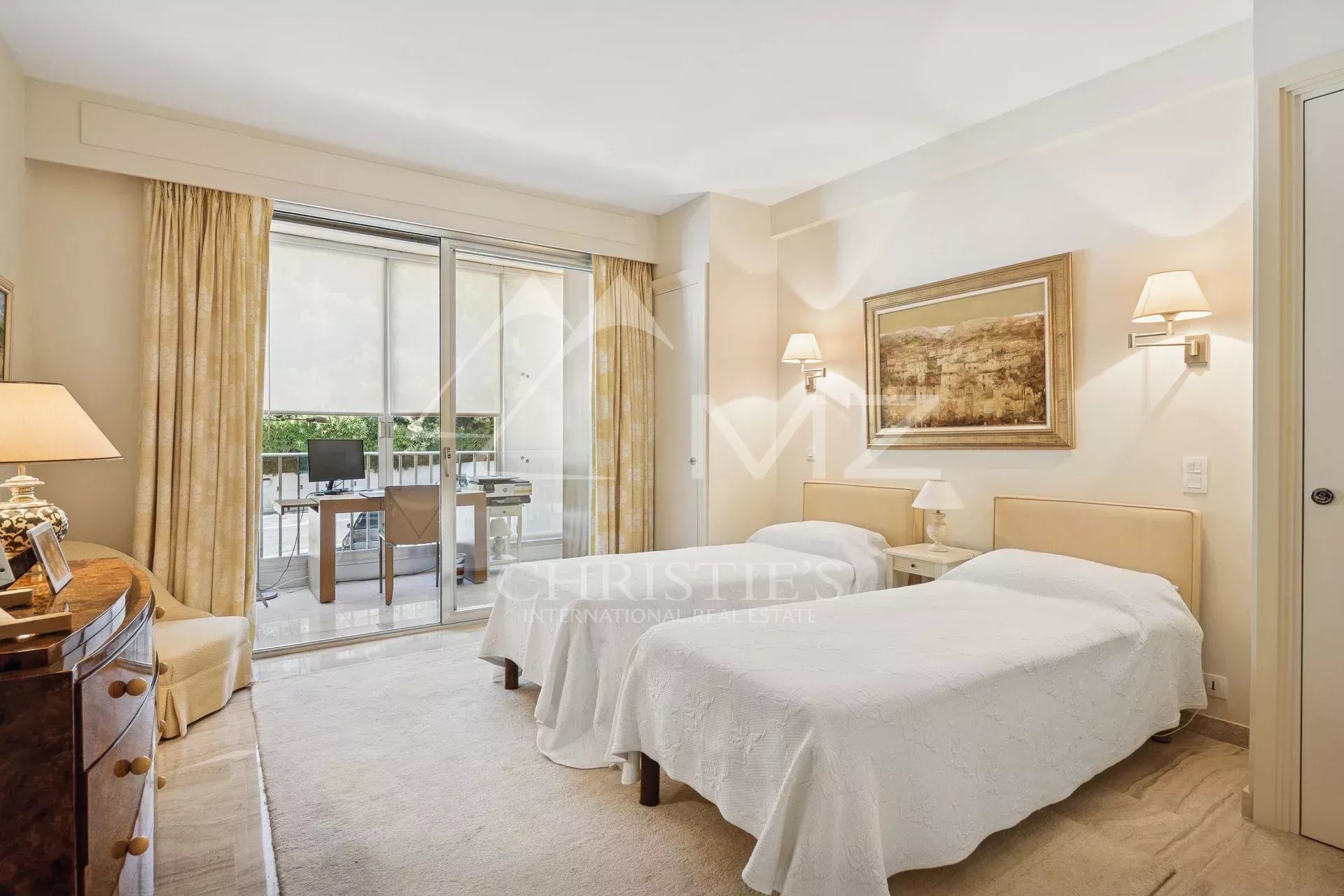 Apartment room in Cannes Room in a contemporary apartment in Cannes with access to a terrace.