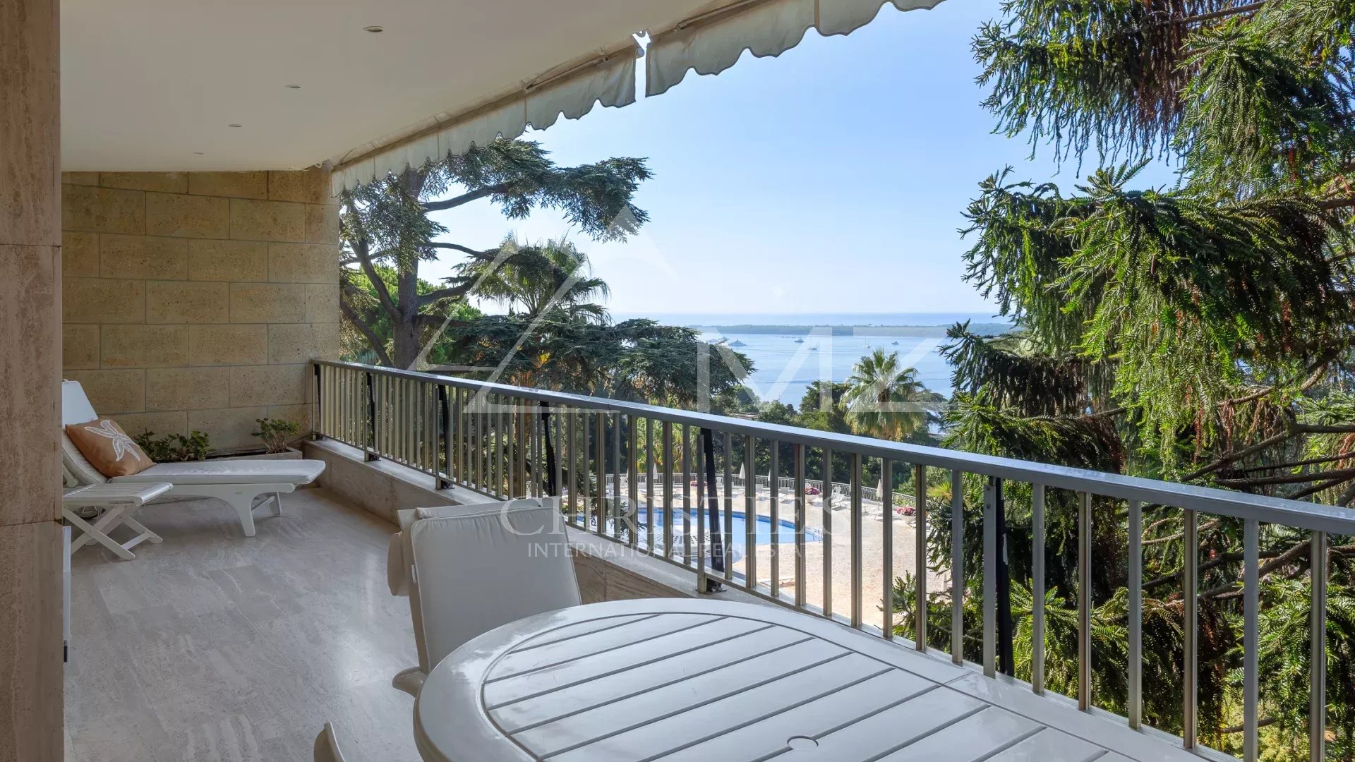 Contemporary apartment with sea view in Cannes Terrace of a contemporary apartment with sea view in Cannes, surrounded by greenery.