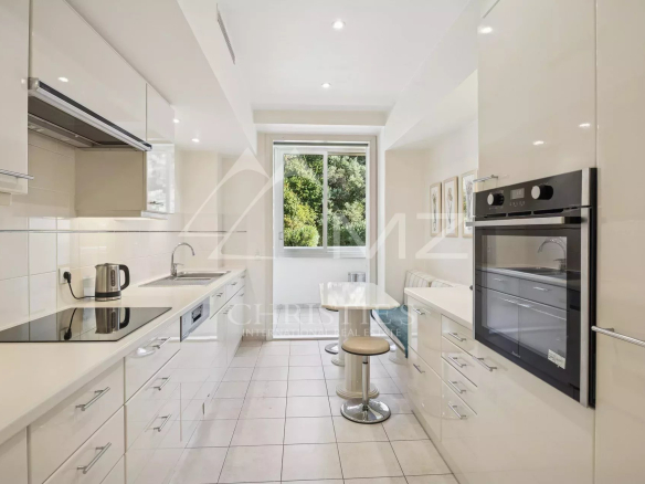 Modern and bright kitchen in a contemporary apartment in Cannes.