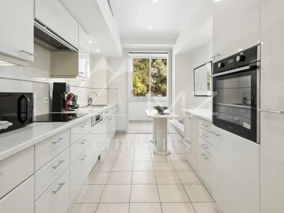 Cuisine moderne et lumineuse d'un appartement contemporain à Cannes.