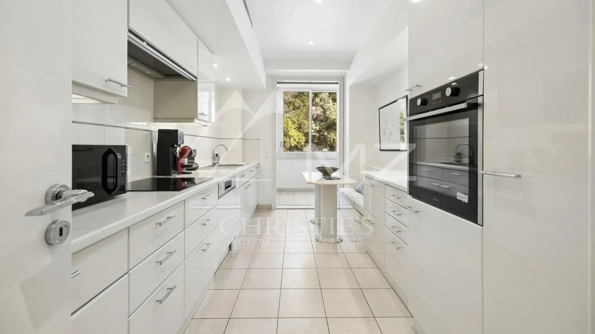 Cuisine moderne et lumineuse d'un appartement contemporain à Cannes.