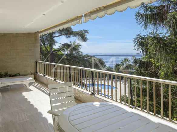 Terrasse d'un appartement contemporain avec vue sur la mer à Cannes, quartier Californie.