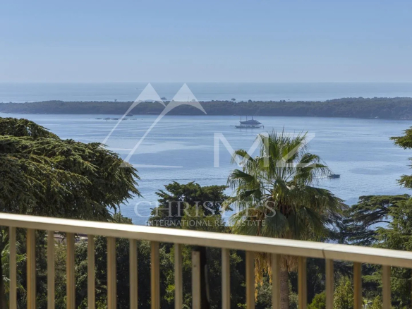Vue dégagée sur la mer depuis une terrasse d'appartement à Cannes