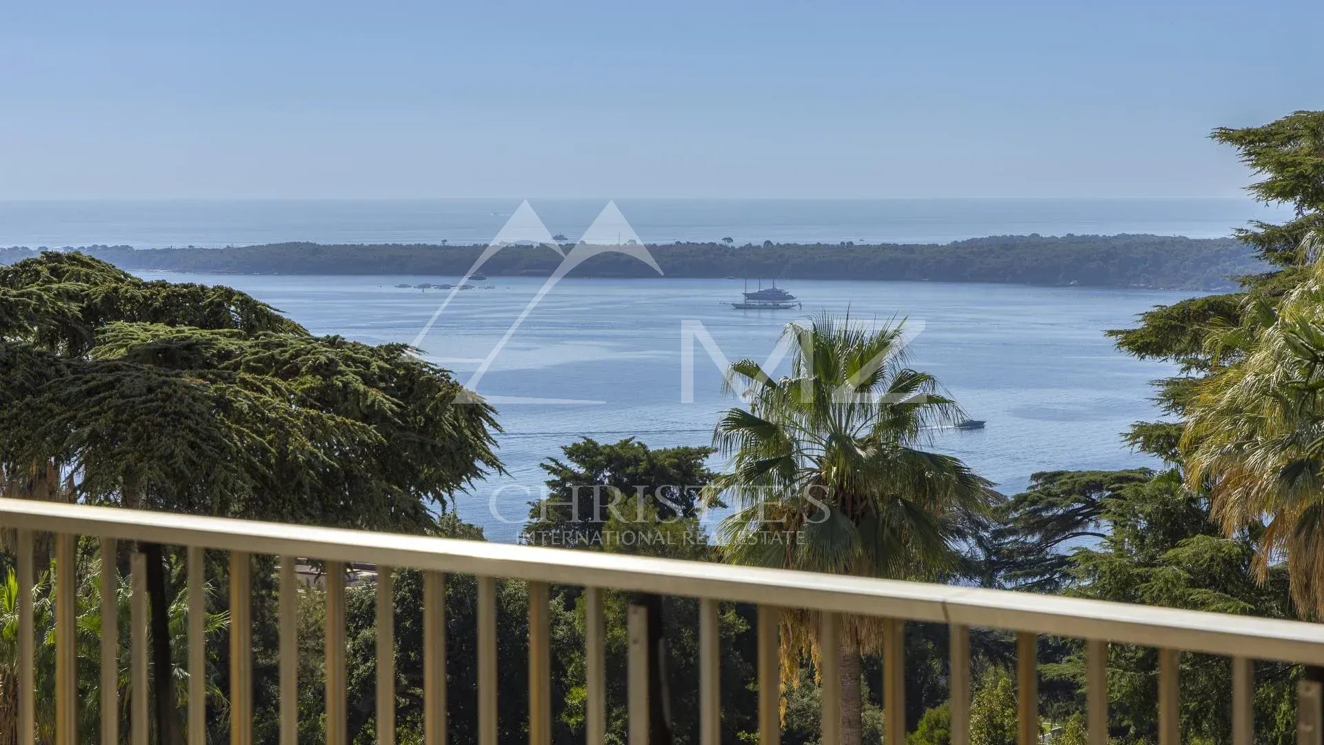 Vue dégagée sur la mer depuis une terrasse d'appartement à Cannes