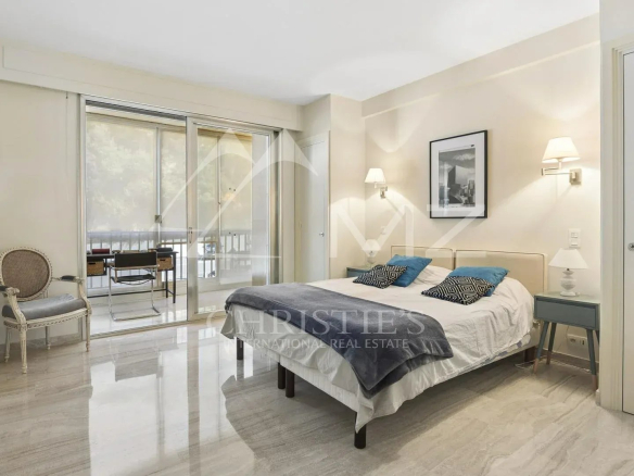 Chambre d'un appartement contemporain à Cannes avec vue sur la mer et accès à une terrasse.