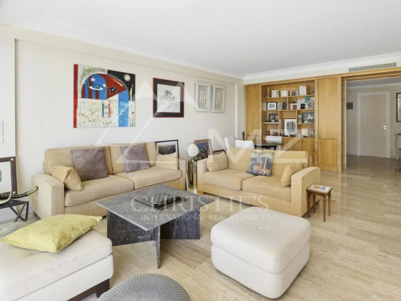 Intérieur d'un appartement contemporain à Cannes avec salon lumineux et mobilier moderne.