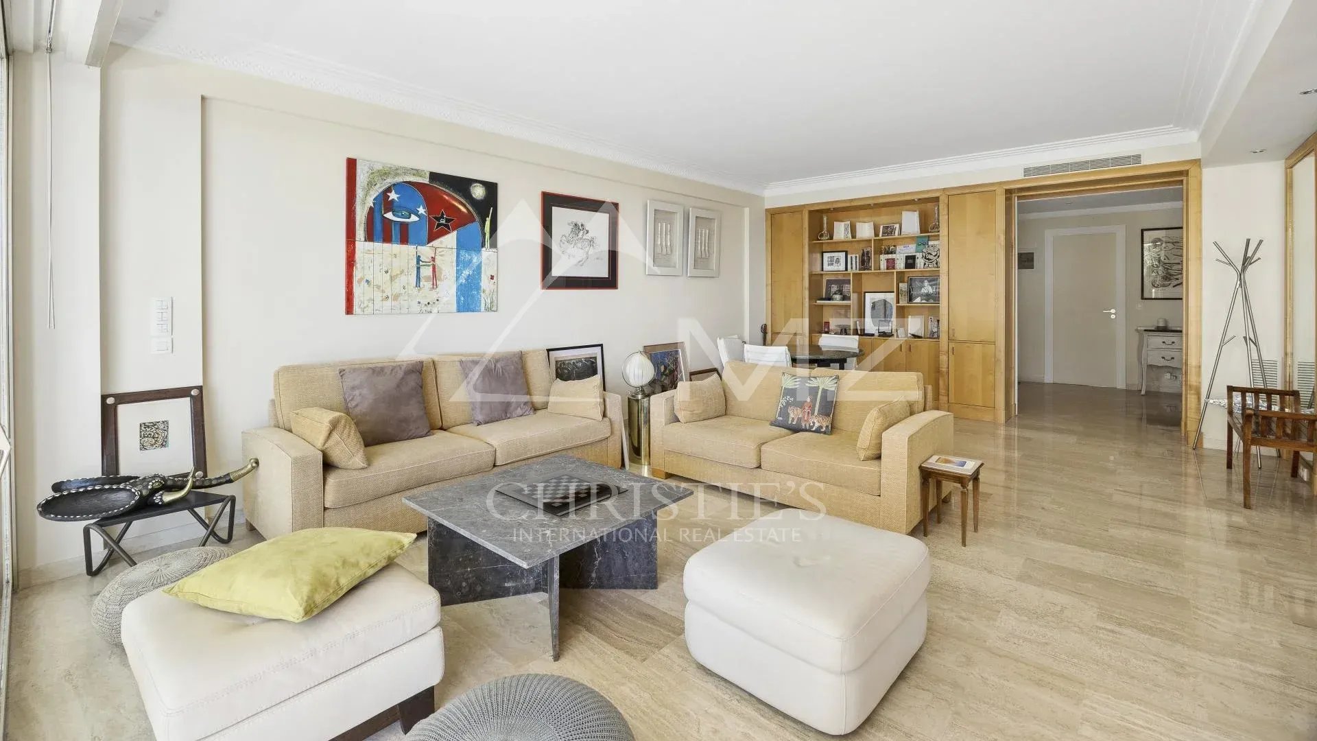 Intérieur d'un appartement contemporain à Cannes avec salon lumineux et mobilier moderne.