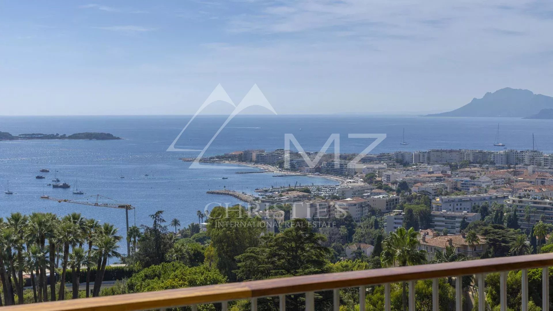 Vue mer depuis un appartement à Cannes Vue panoramique sur la mer et la ville de Cannes depuis un balcon.