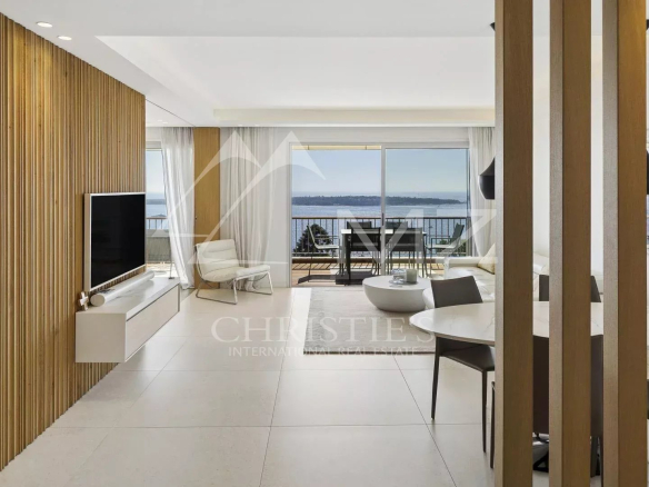 Intérieur moderne d'un appartement avec vue mer à Cannes, mobilier contemporain et lumière naturelle.