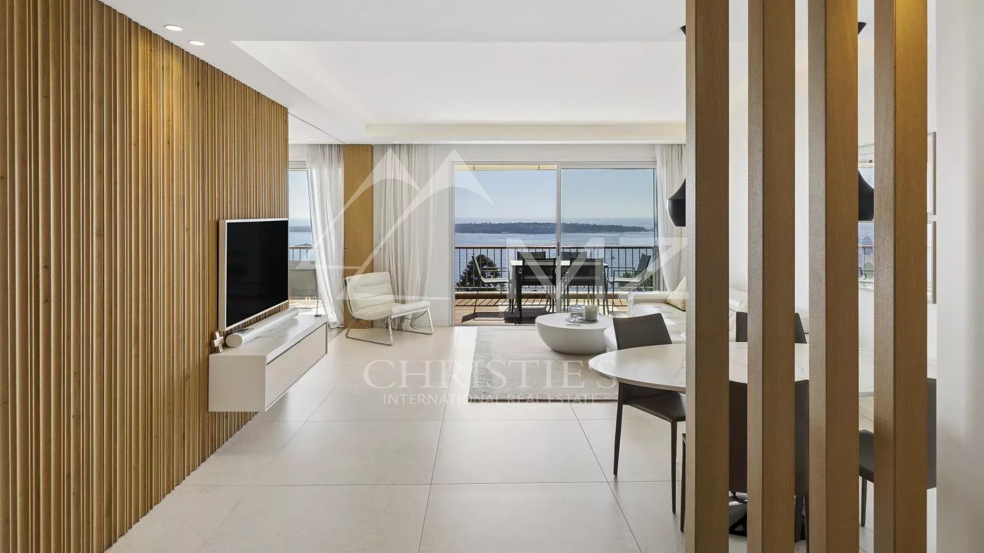 Appartement contemporain à Cannes Intérieur moderne d'un appartement avec vue mer à Cannes, mobilier contemporain et lumière naturelle.