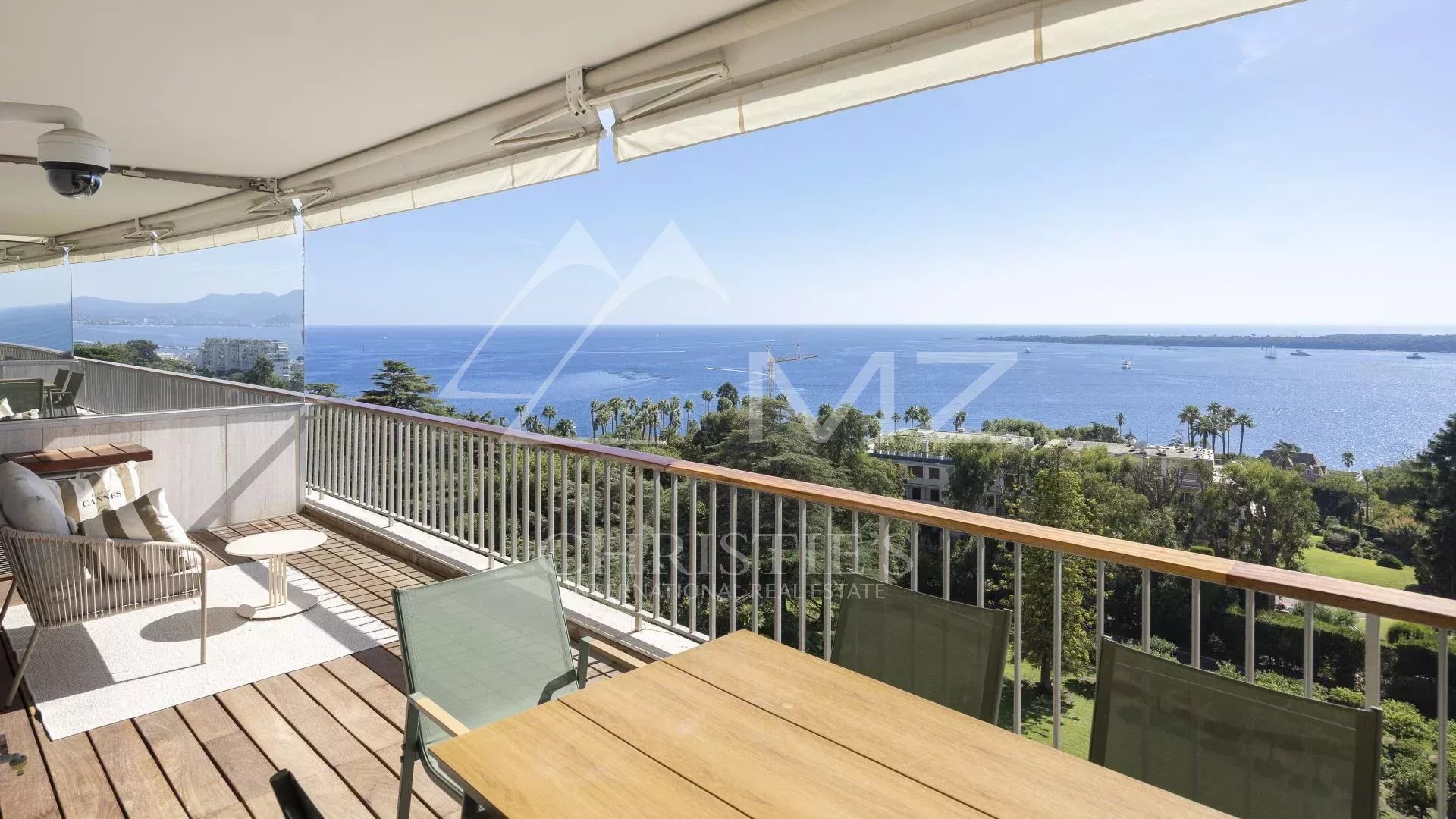 Appartement contemporain avec vue mer à Cannes Terrasse d'un appartement contemporain avec vue sur la mer à Cannes, quartier Californie.