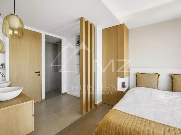 Chambre d'un appartement contemporain avec décoration moderne à Cannes, vue sur la mer.