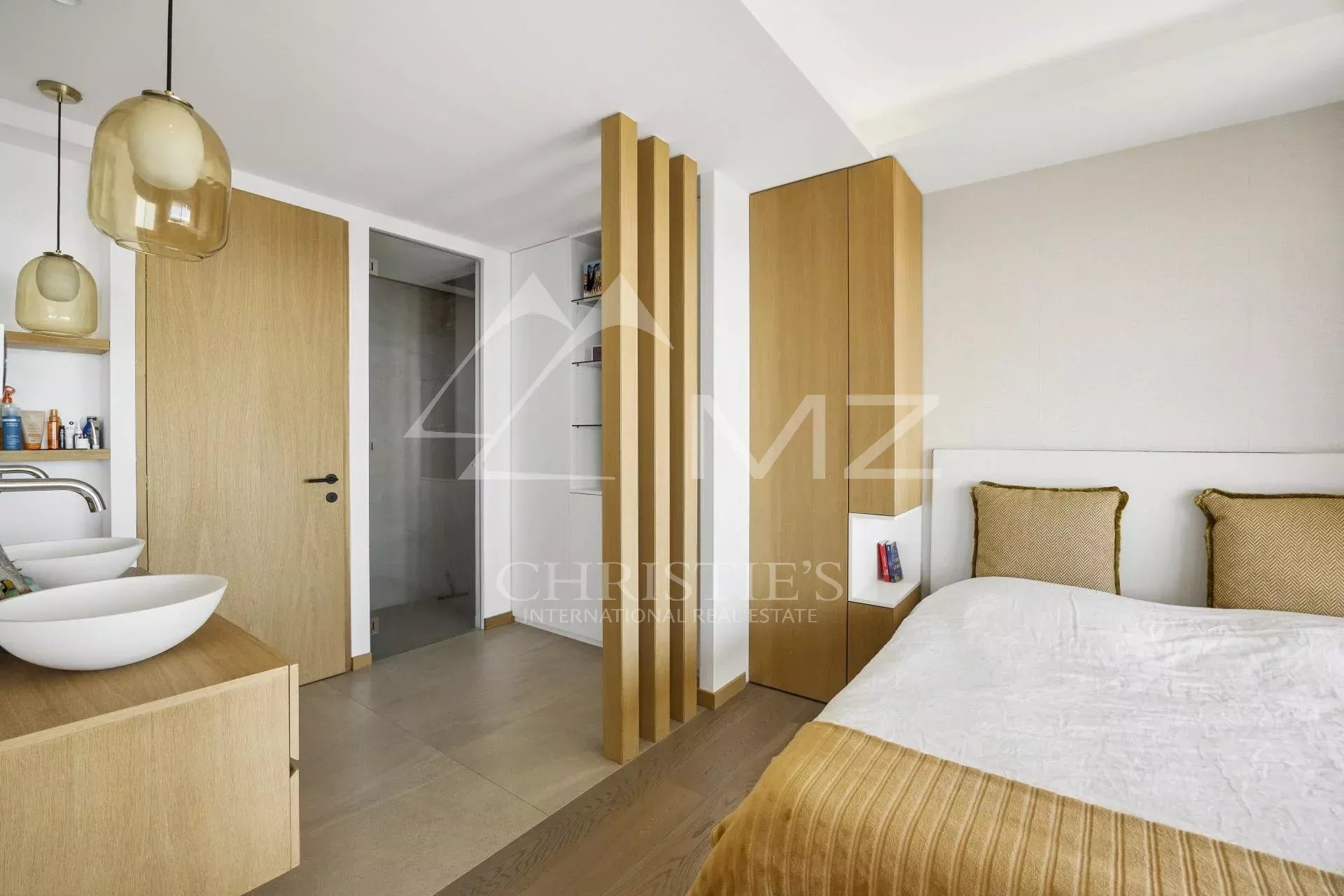 Chambre moderne à Cannes Chambre d'un appartement contemporain avec décoration moderne à Cannes, vue sur la mer.