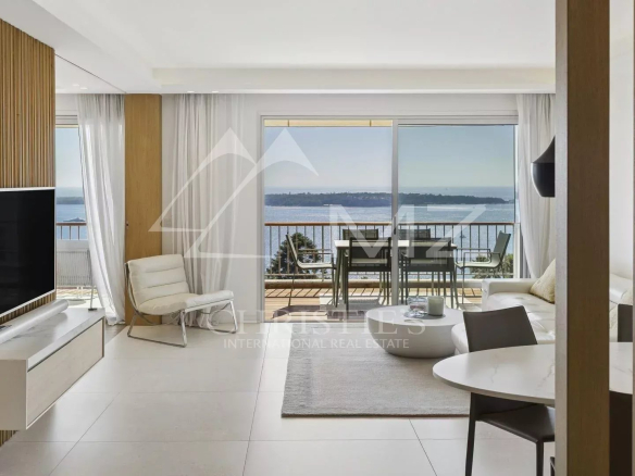 Appartement contemporain avec vue mer à Cannes, pièce de vie lumineuse et moderne.
