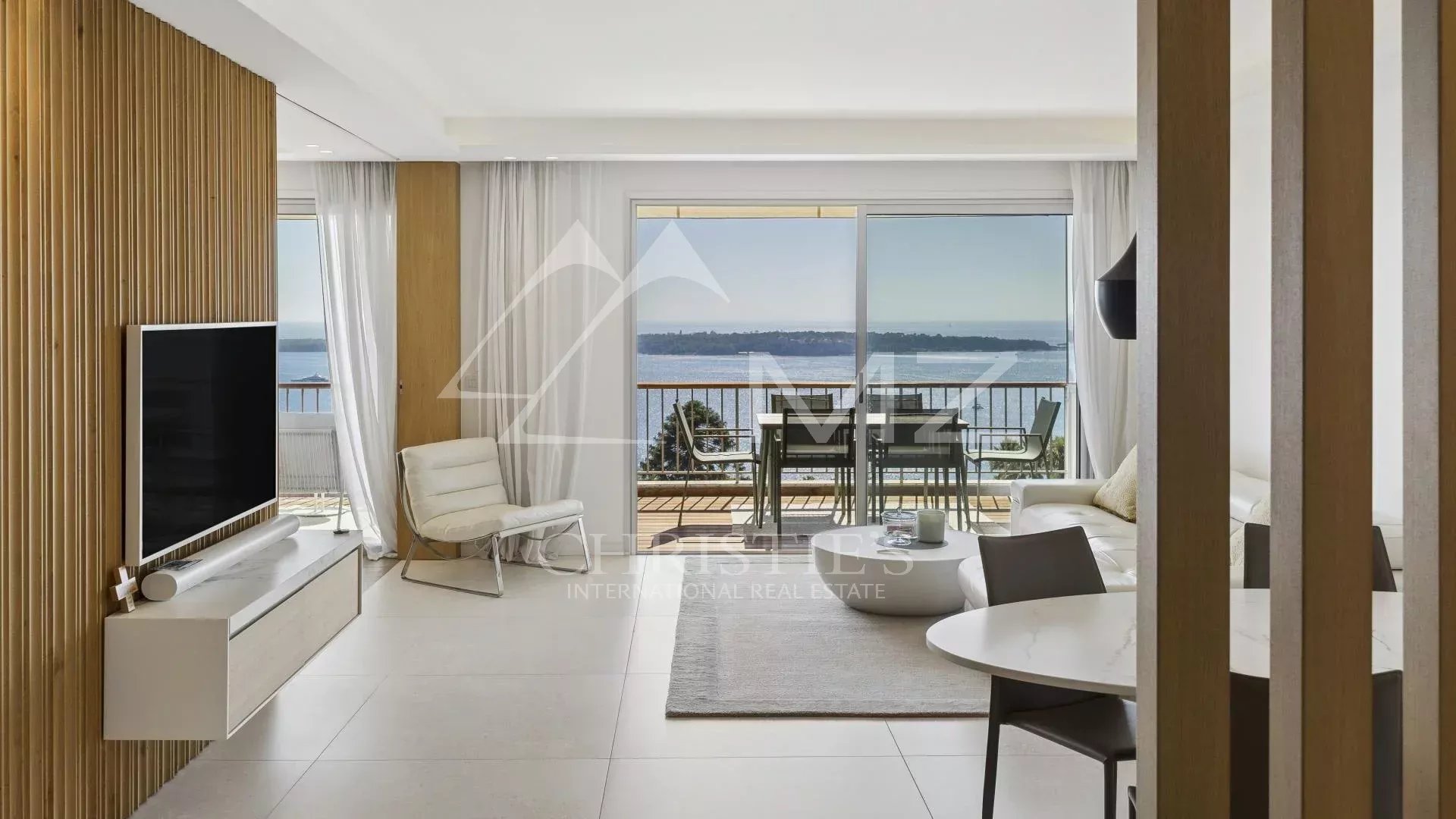 Appartement contemporain à Cannes Appartement contemporain avec vue mer à Cannes, pièce de vie lumineuse et moderne.