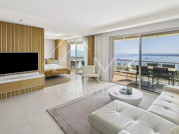 Salon lumineux d'un appartement contemporain avec vue mer à Cannes, quartier Californie.