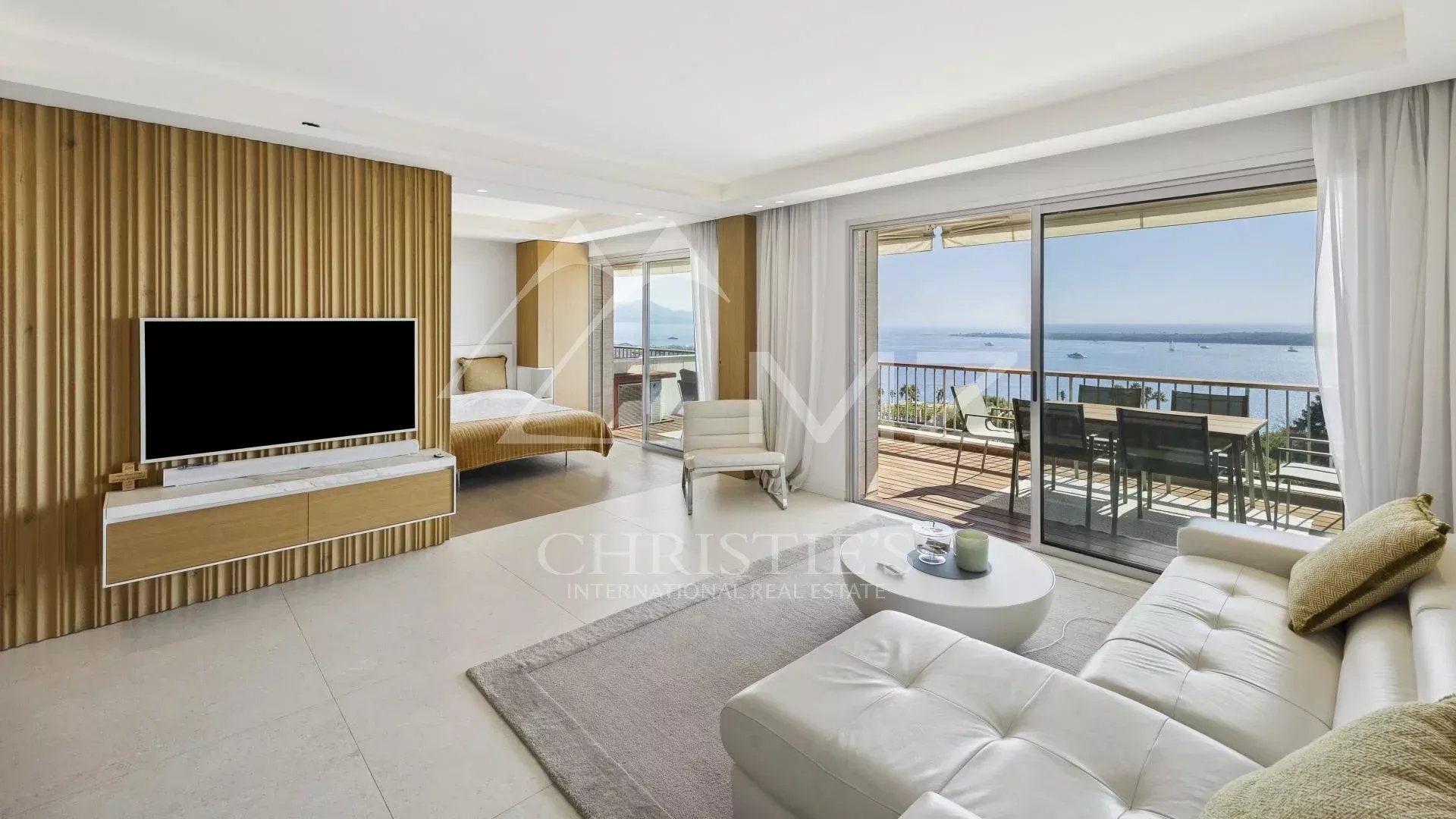 Appartement contemporain à Cannes Salon lumineux d'un appartement contemporain avec vue mer à Cannes, quartier Californie.