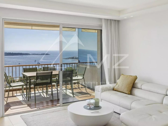 Salon lumineux d'un appartement contemporain avec vue sur la mer à Cannes.