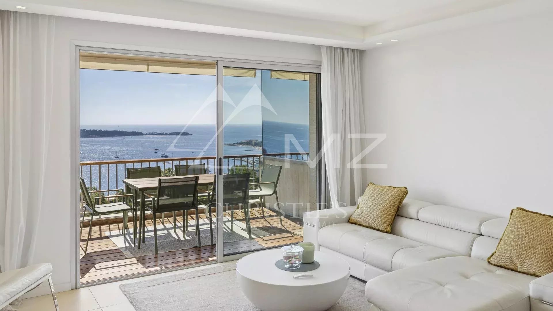 Appartement contemporain à Cannes Salon lumineux d'un appartement contemporain avec vue sur la mer à Cannes.