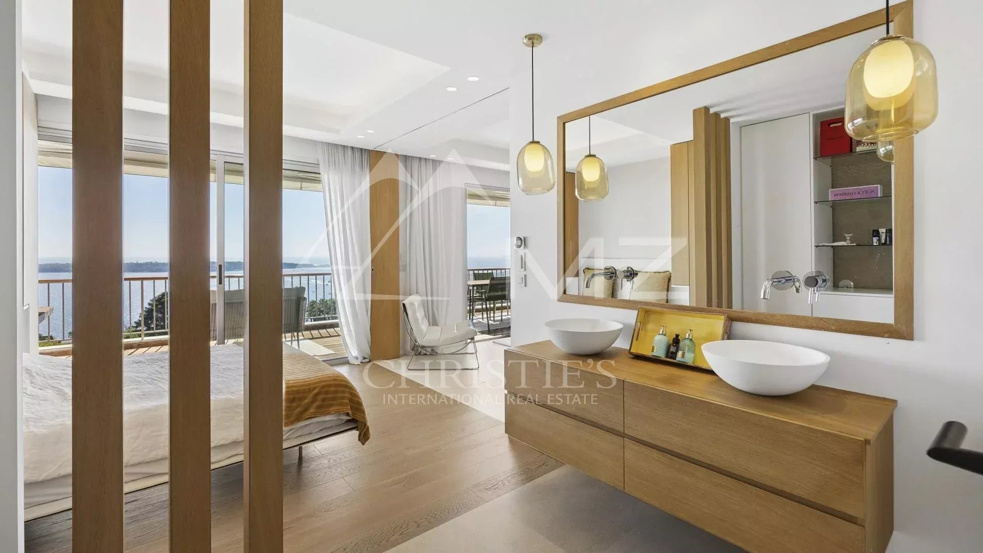 Appartement contemporain à Cannes Salle de bain moderne avec deux lavabos et vue sur la mer à Cannes.