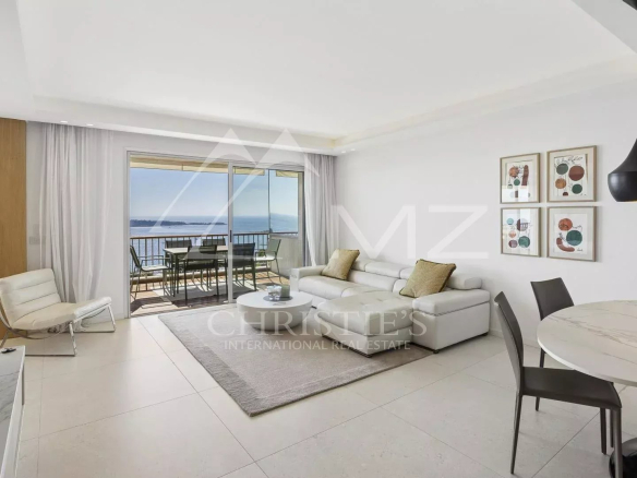 Salon lumineux d'un appartement contemporain avec vue sur la mer à Cannes.