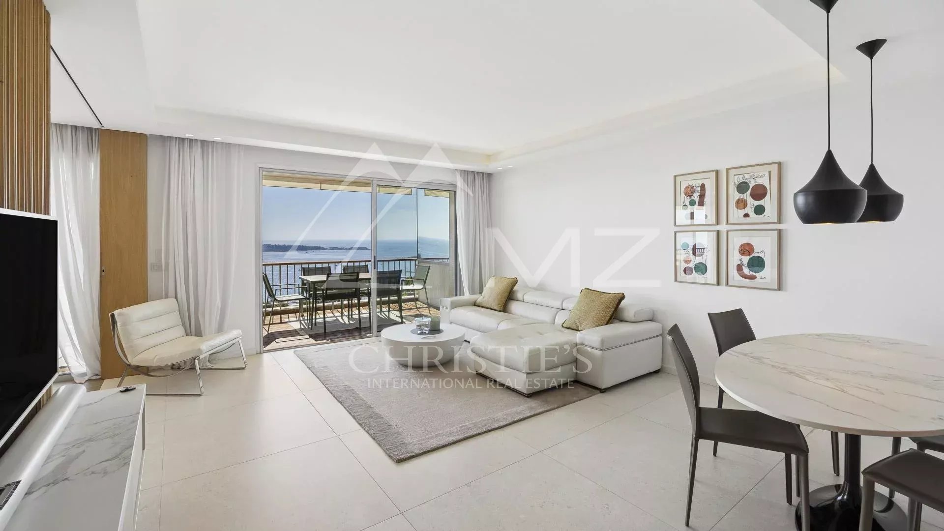 Appartement contemporain à Cannes Salon lumineux d'un appartement contemporain avec vue sur la mer à Cannes.