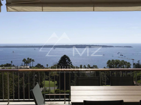 Vue mer depuis un balcon d'un appartement contemporain à Cannes, avec îles de Lérins en arrière-plan.