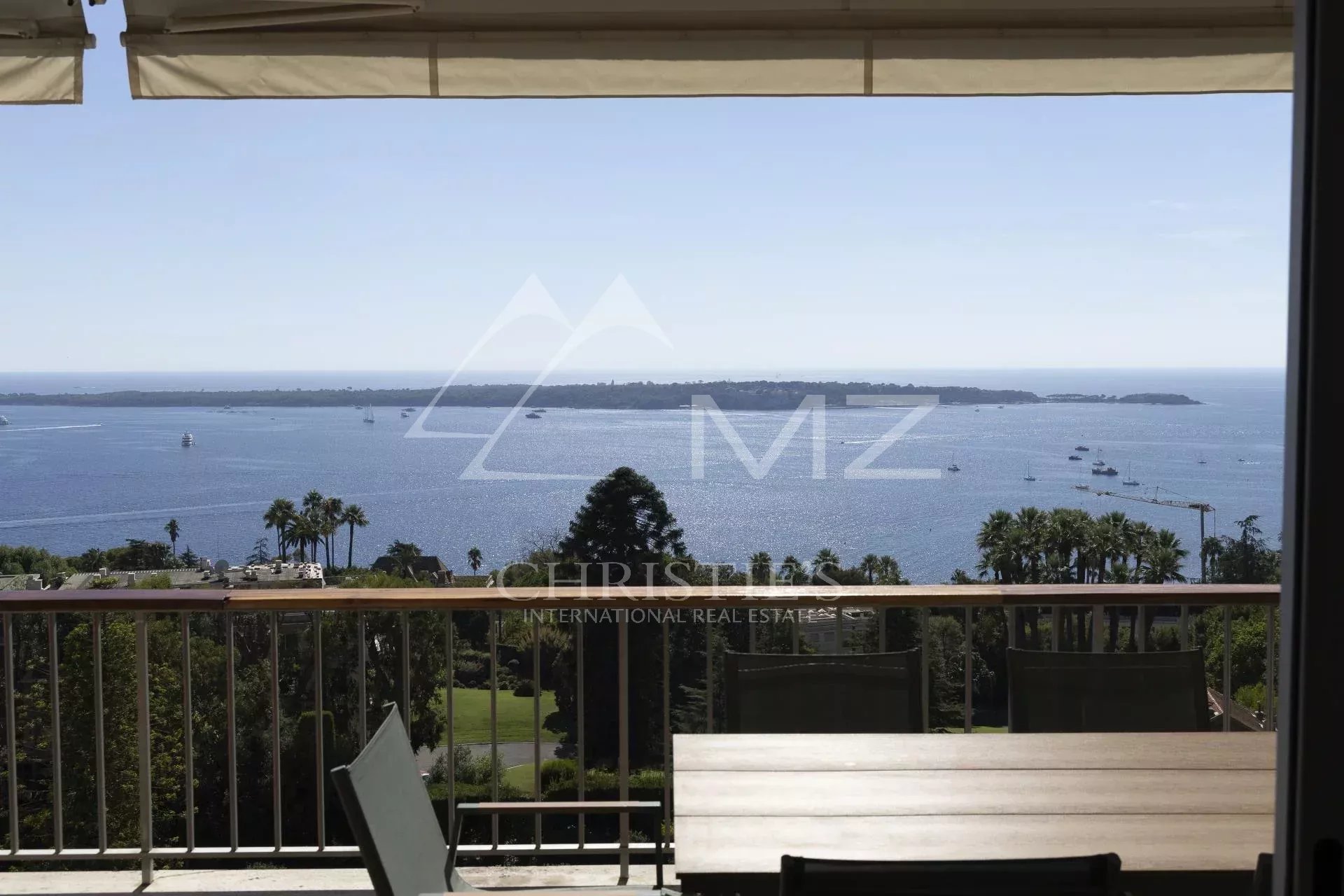 Vue mer depuis un appartement à Cannes Vue mer depuis un balcon d'un appartement contemporain à Cannes, avec îles de Lérins en arrière-plan.