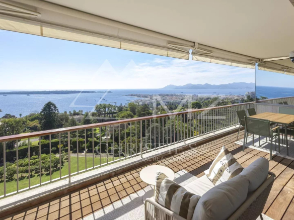 Terrasse d'un appartement contemporain à Cannes avec vue sur la mer et les îles de Lérins.