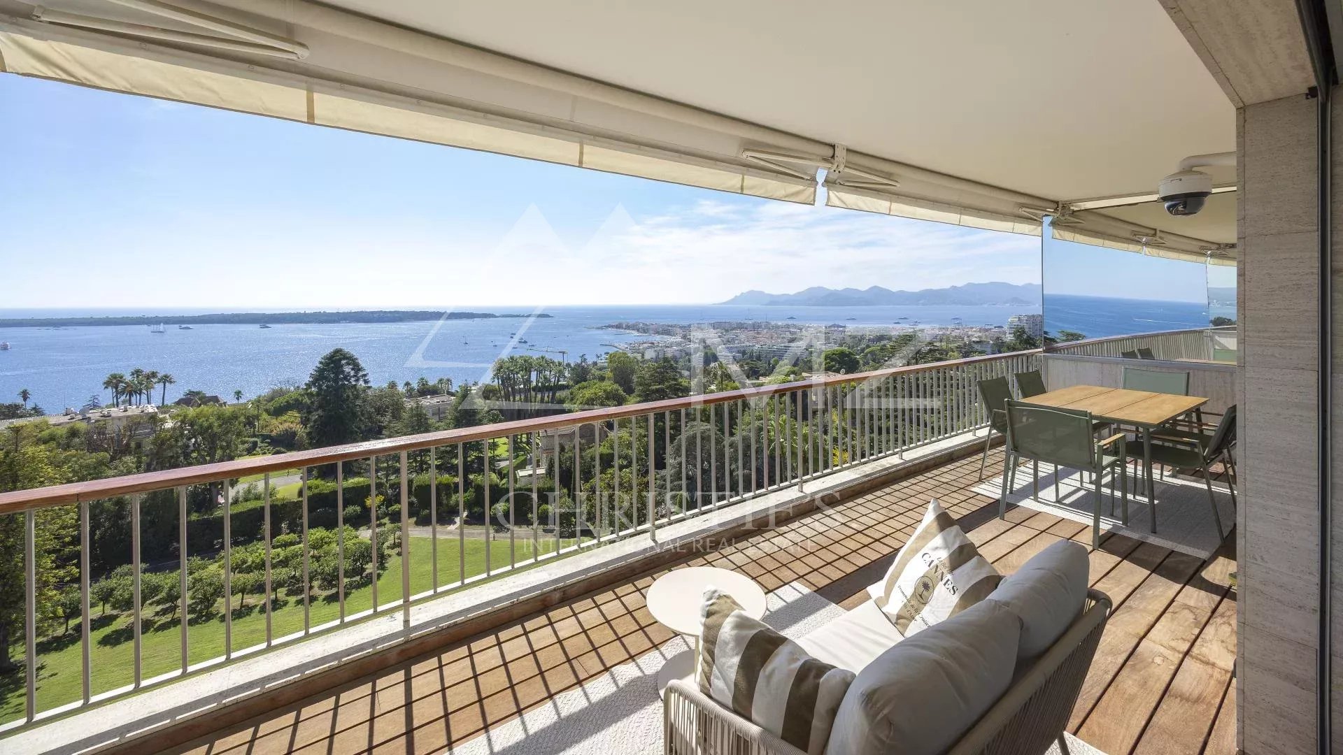 Appartement contemporain avec vue mer à Cannes Terrasse d'un appartement contemporain à Cannes avec vue sur la mer et les îles de Lérins.