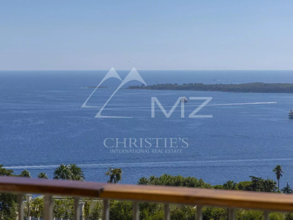 Vue mer depuis un appartement à Cannes, îles de Lérins au loin.