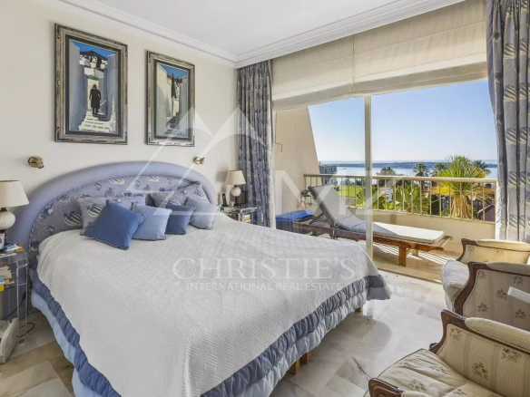 Chambre d'un appartement à Cannes avec vue sur la mer et terrasse.