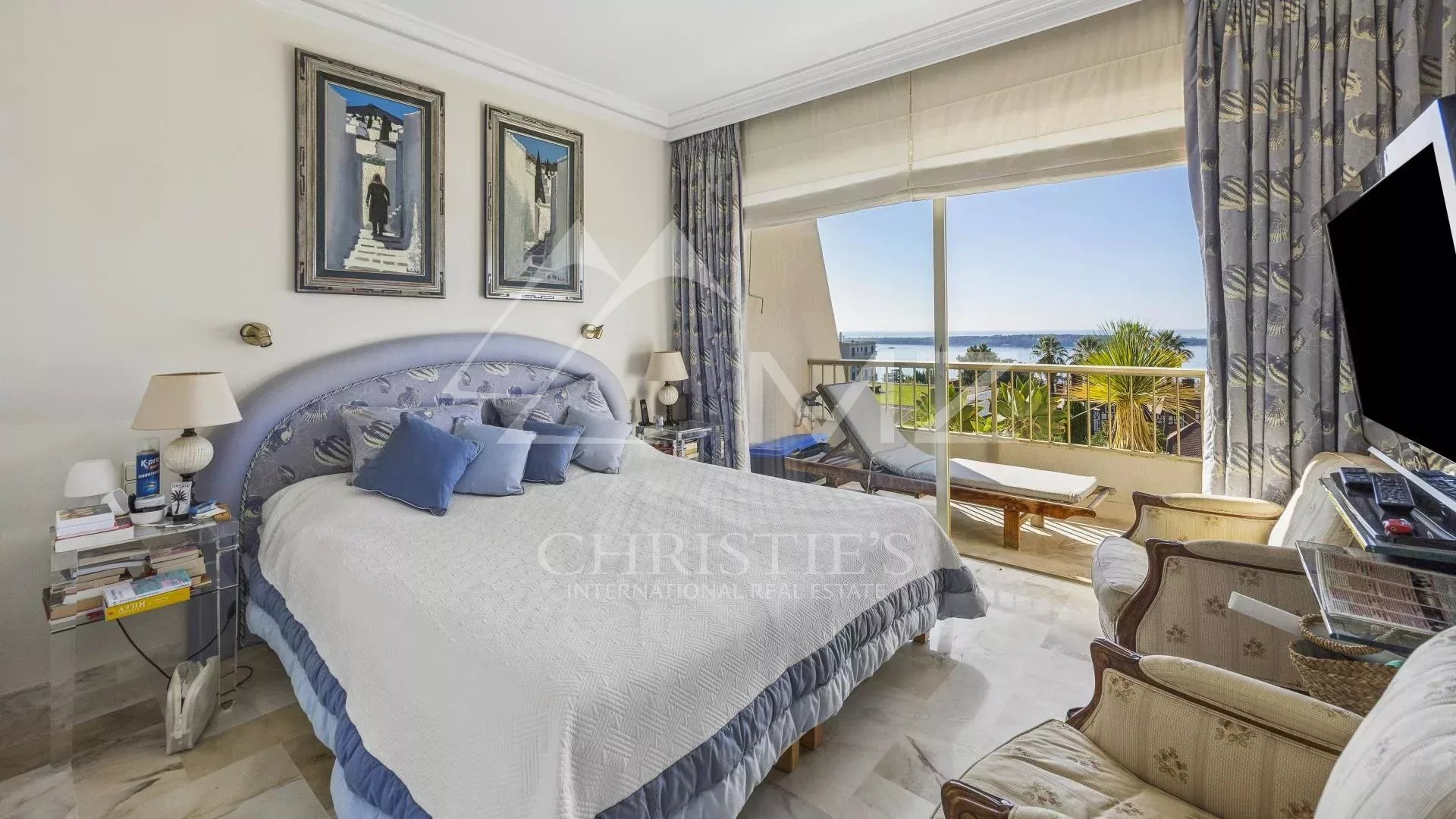 Chambre d'un appartement à Cannes avec vue sur la mer et terrasse.