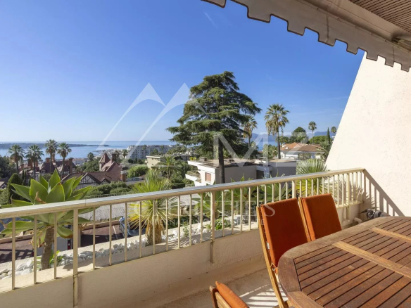 Terrasse d'un appartement à Cannes avec vue panoramique sur la mer et les îles de Lérins.