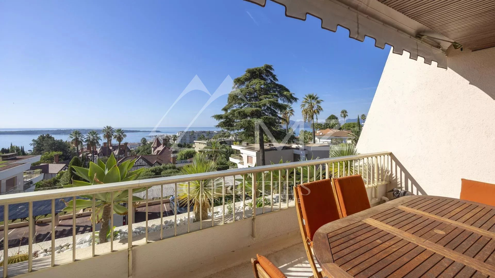 Terrasse d'un appartement à Cannes avec vue panoramique sur la mer et les îles de Lérins.