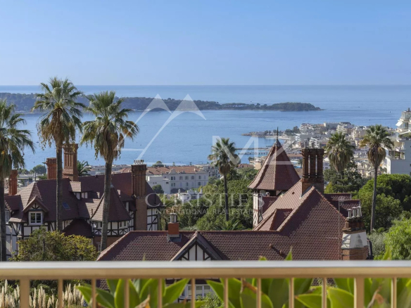 Vue panoramique sur la mer et les îles de Lérins depuis une terrasse à Cannes.