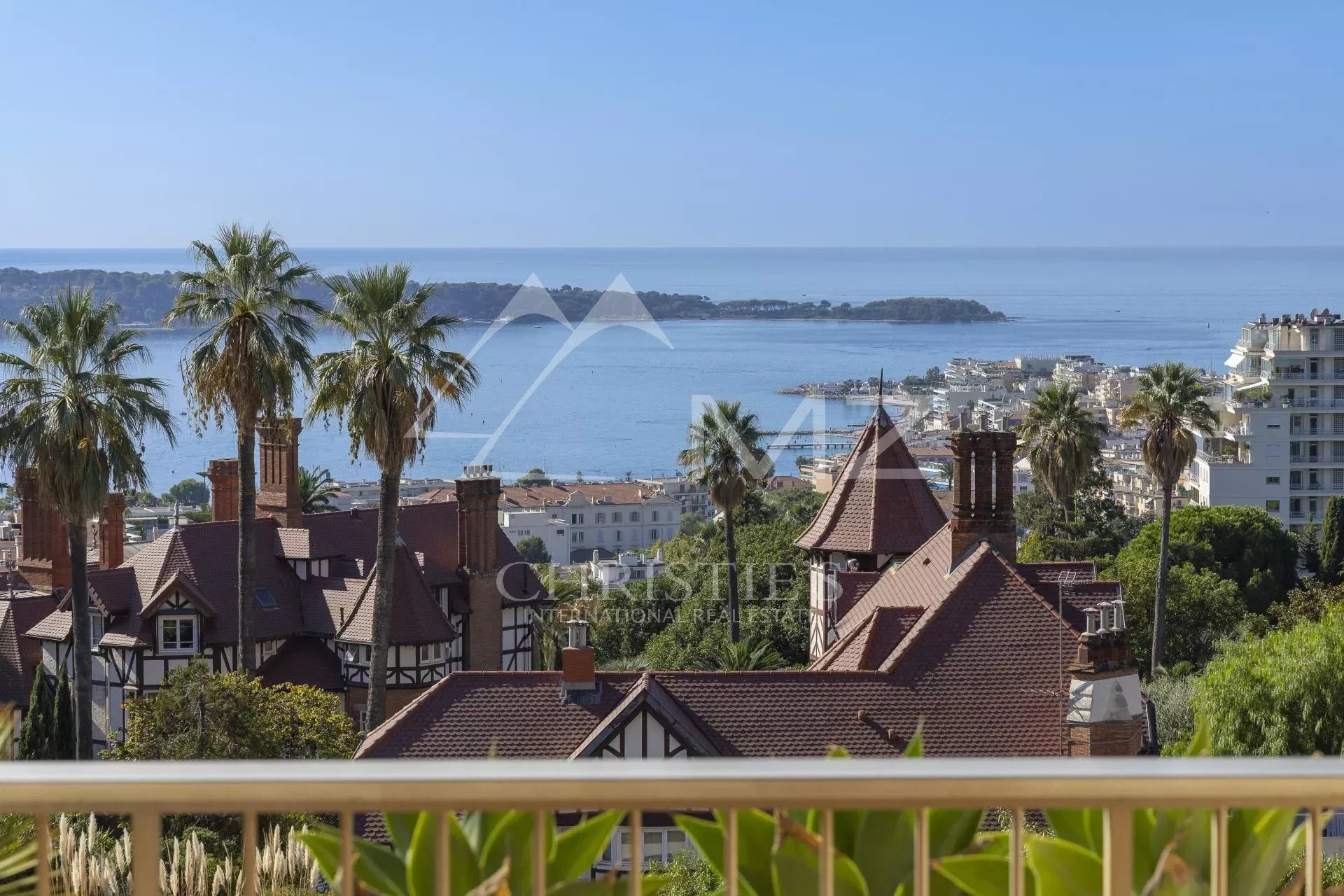 Vue panoramique sur la mer et les îles de Lérins depuis une terrasse à Cannes.