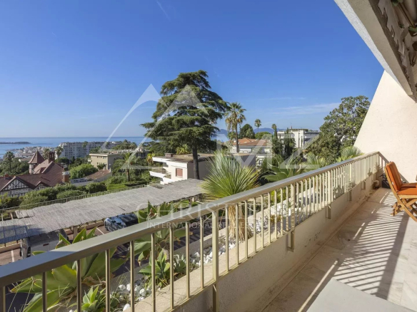 Terrasse d'un appartement à Cannes avec vue panoramique sur la mer et les îles de Lérins.