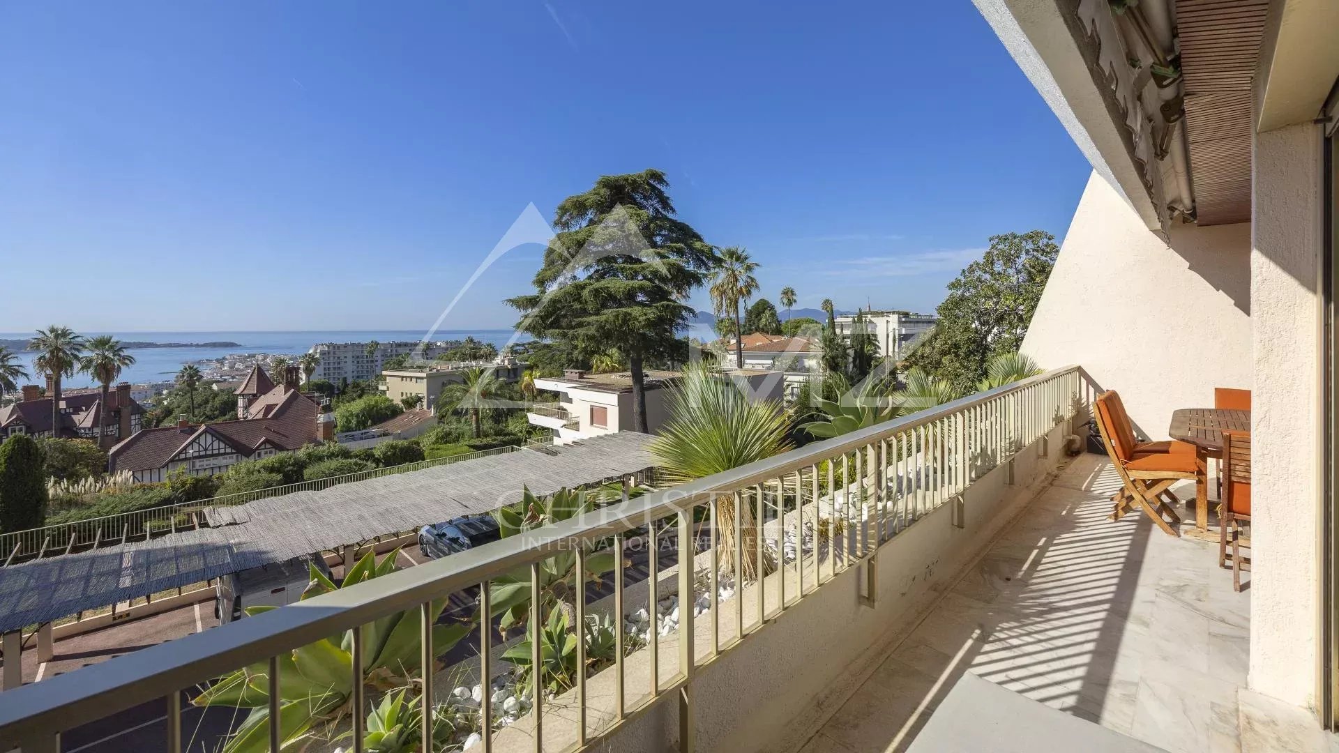 Terrasse d'un appartement à Cannes avec vue panoramique sur la mer et les îles de Lérins.