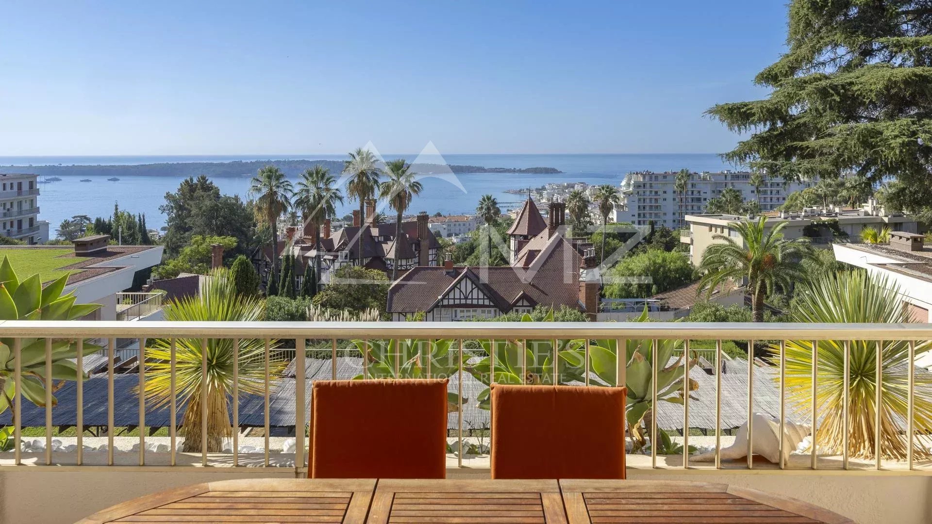 Terrasse d'un appartement à Cannes avec vue panoramique sur la mer et les îles de Lérins.