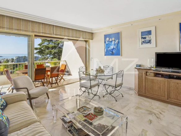 Salon lumineux avec vue mer, terrasse et mobilier moderne à Cannes.